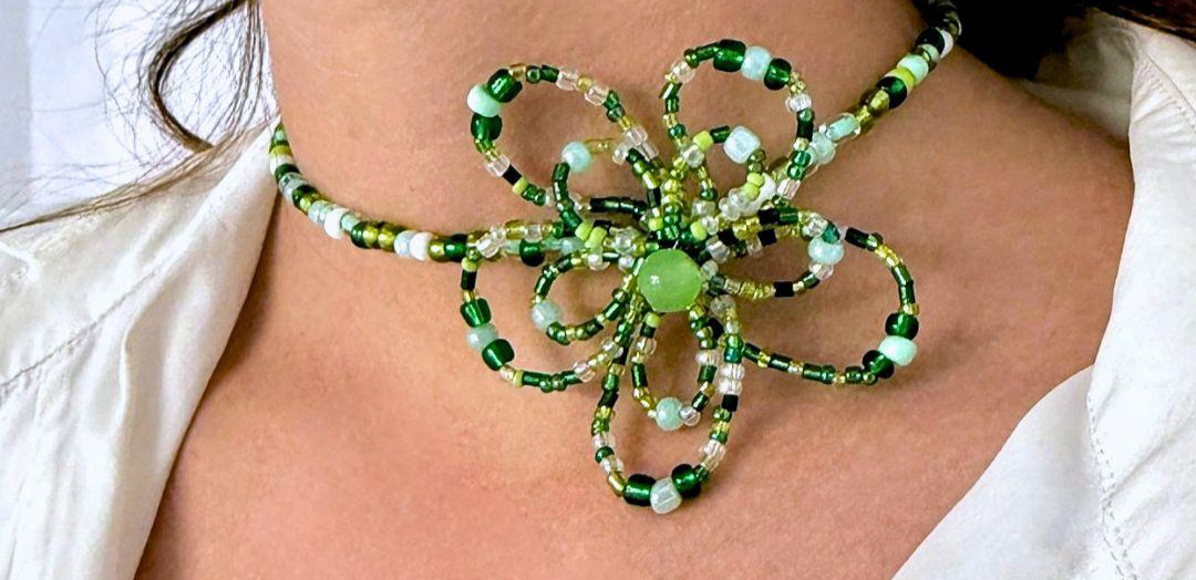 Taller creativo Madrid: descubre el arte del French Beading y crea tu propio colgante floral